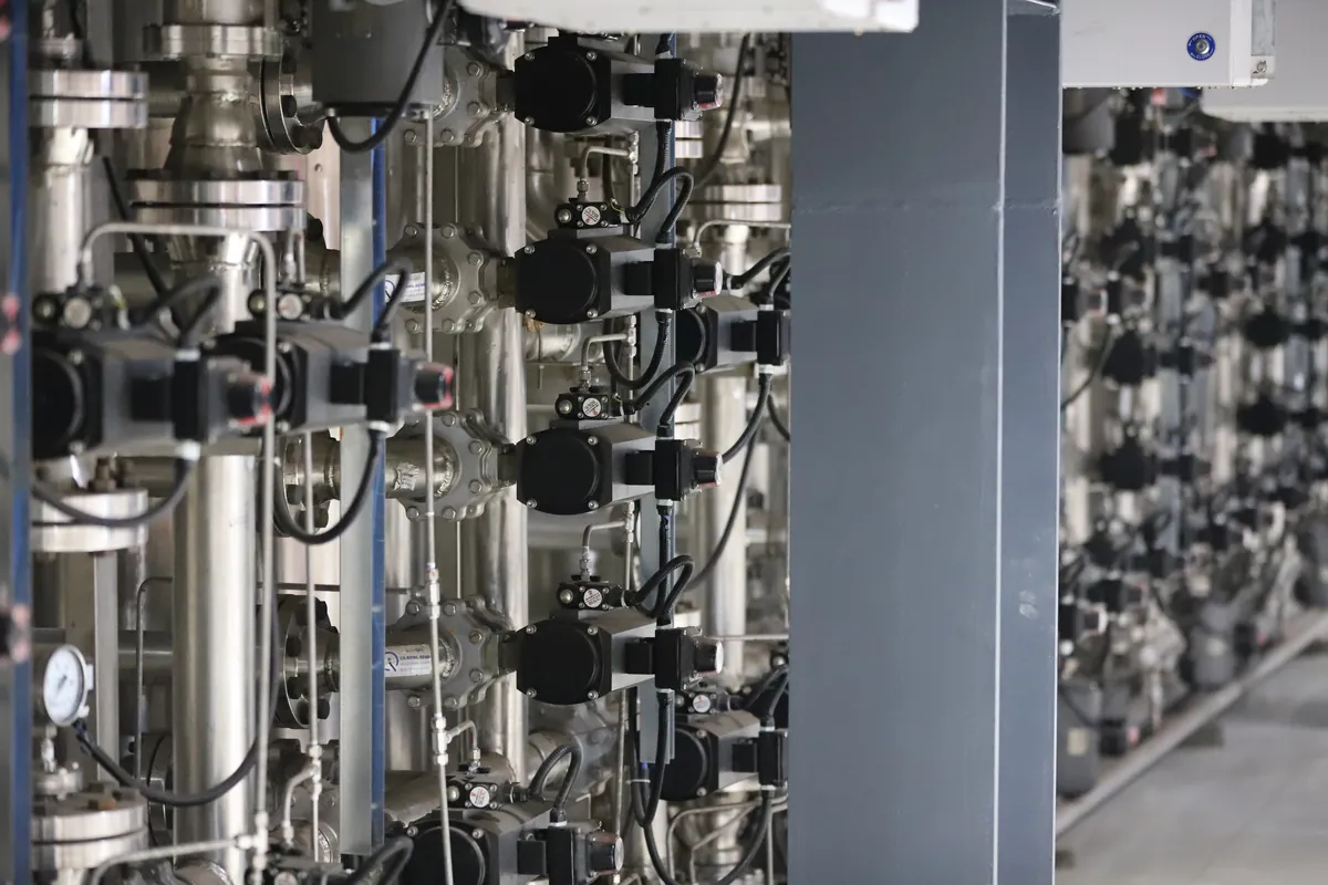 Industrial valve and pipe manifold system